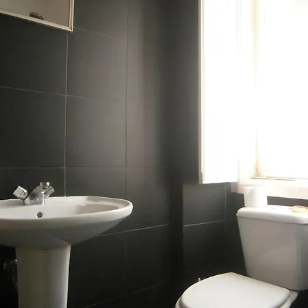 Small Niponic Room At The Republica Das Bananas - Close To The City Center *